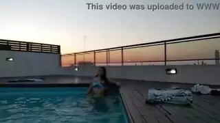 كومينغ كثيرا في حمام السباحة عند غروب الشمس