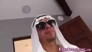 الزوجة العربية تمتص قضيب الأسود