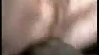 فاتنة ذات الشعر الأحمر تمتص قضيب مالكها أثناء تصويره شريط فيديو
