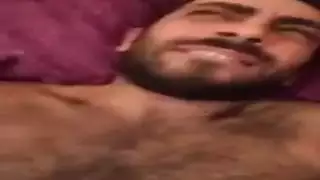 الرجل التركي بالإصبع فتاته