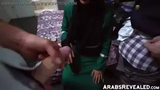 فاتنة العربية الجميلة تهب اثنين من ديكس كبيرة لكسب المزيد