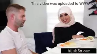 الملاعين الجمال المسلمين الصغير مع الحفاظ على حجابها