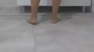 حجاب امرأة تركية تكشف سكرتيرتها أثناء غسل الأطباق