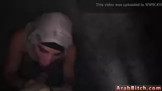 الحزب العربي والفتاة البيضاء تحب أرنب المهاجرين المسلمين