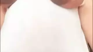 فتاة عربية حامل ذات بطن كبير وثدي حليبي