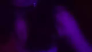 مربوطة في غرفة الظلام مع هزاز ليل