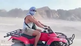 حاليا في إجازة في مصر، هذا فيديو لي وأنا أركب الدراجات الرباعية عبر الصحراء؟؟