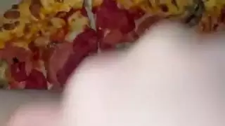 البيتزا الإناث الاستمناء على الغذاءغريب الوثن العربية الهواة في لوس انجليسيريد بي بي سيالولايات المتحدة الأمريكية