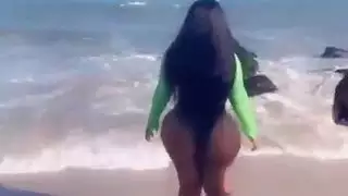 غانا موديل يهز الحمار على الشاطئ
