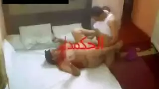 وتكة مصرية بجسم أبيض يخبل تقعد فوق زب نياكها و تدلعه سكس عربي جامد