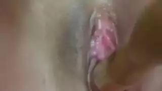 شابة عربية تسعد نفسها