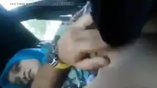 المعلم بالإصبع كس في السيارة