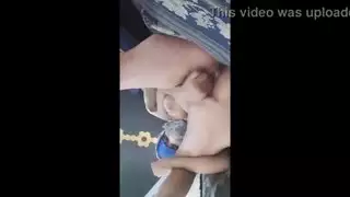 الفاسقة العربية المسلمة الساخنة في نقاب تتدفق بوسها المتدفق على كاميرا الويب