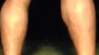 الرجل المستقيم المتعرق والمزيت يستمتع بجلسة دسار شرجي مثيرة مع هزاز في الهواء الطلق