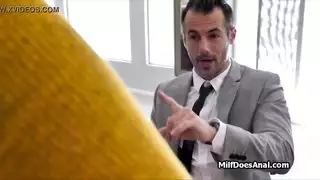 يقوم مدرس علم الجنس بإجراء اختبار جنسي مع مجموعة من الرجال السود
