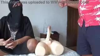 زوجة تركية مسلمة تصدم عندما يعلمها القواد كيفية ممارسة الجنس !!!