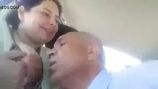 قحبة مغربية تتناك من ضابط الشرطة العجوز في السيارة