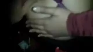 سكس عربي مسرب من هاتف نياك يقلع صاحبته الكيلوت و يلحس كسها و ينيكها