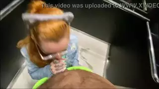 جار لاتينا يعطي اللسان الحسي في المصعد