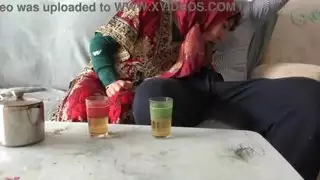زوجة مسلمة التركية الديوث تمارس الجنس مع المهاجر الأسود في لندن