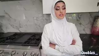فتاتان محجبتان تمارسان الجنس - سكس مترجم