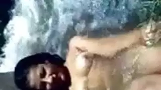 بنات يستحمو في الترعا