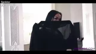 الفتاة العربية ترقص التعري