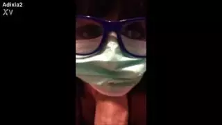 فتاة عربية محصورة تمتص الحجر الصحي لفيروس كورونا كوفيد
