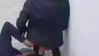 مراهقون عرب يحاولون ممارسة الجنس في مكان عام