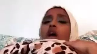 لبوه اوى سمرا وهايجه من اسوان كسها مولع بتريحه بطريقتها