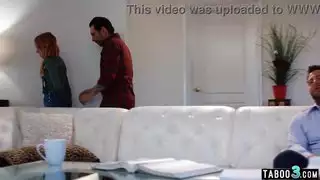 تشارك زوجة الأب ريدهيد في سن المراهقة مادي كولينز الضيق مع الأخصائي الاجتماعي في لعب الأدوار المحرمات