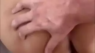 جوز صاحبتى طول ما انا قاعدة ماسك فى زبره و عينيه على طيزى مسكتش غير لما قفش ف بزازى و خلانى امصله و غرق كسى لبن