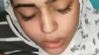 شابة مسلمة وقحة الحصول على نائب الرئيس في جميع أنحاء وجهها بعد أن تمتص الديك
