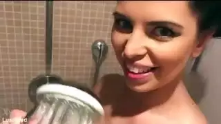 تصبح الأمور ساخنة في الحمام مع مفلس