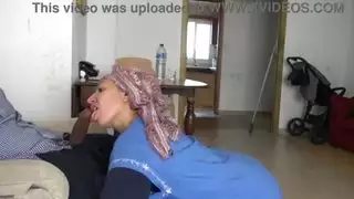 خادمة مسلمة تشعر بالانزعاج عندما ترى صاحب الديك الألماني الأسود الكبير
