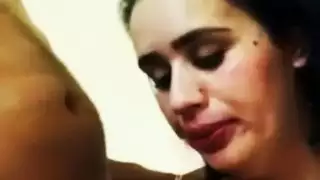 في سن المراهقة المغربية وقحة شرموطة تمتص الديك لعميل المسنين
