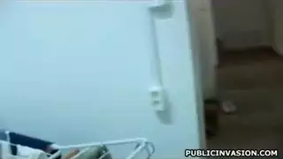 يتم توسيع كس هذه الفتاة الصغيرة بواسطة هذا الديك الكبير
