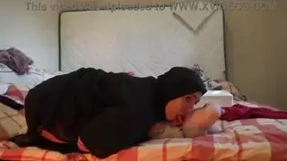 زوجة الديوث المغربية العربية من مرسيليا تريد ممارسة الجنس مثليه