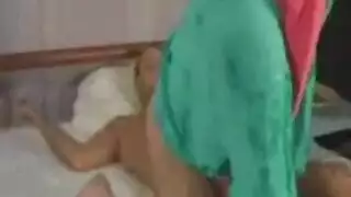 الفتاة العربية ، إينيز واني ، تقف على سريرها وتنشر ساقيها على مصراعيها