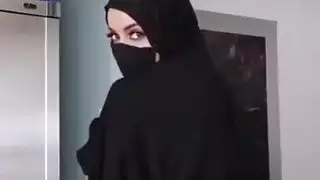 العربية كبيرة الثدي وقحة