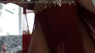 فتاة عربية تريد يديها في مؤخرتها