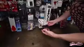 الينا انجل عاقبت الموظف من طيزه