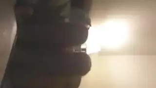 الأميرة العربية تركب شقيقها إلى