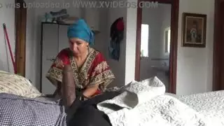 خادمة فندق تركية لا تخاف عندما يظهر ضيف أمريكي قضيبه الأسود الكبير