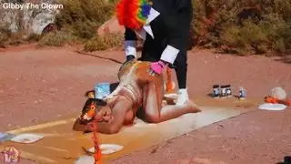 نسيت الجدة تتبيل الديك الرومي، لذا أخذته في يدي ومارس الجنس معه أيضًا