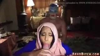 الفتاة العاطفية العربية الصغيرة