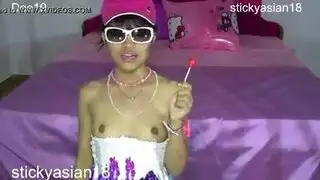 يحب المراهق التايلاندي الصغير الجنس الشرجي أكثر من أي شيء آخر ، لأنه يريحها قليلاً