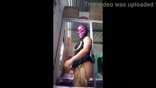 هي عاهرة المنزل !! الخطتي تغويني بقناع مثير والرقص العربي في أسلوب توبلز إباحية محلية الصنع الحقيقية من امرأة سمراء ساخنة