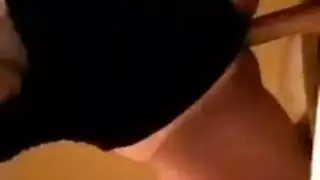يلعب فاتنة المدبوغة مع الثدي و كس وانينج خلال مغامرة جنسية عارضة.