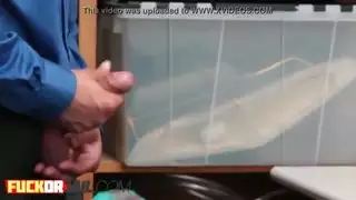 ضابط غريب يطعم مراهقًا عربيًا مع الخفقان